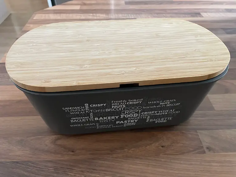 Test Brotkästen Brotbox Kesper mit gut sitzendem Bambusdeckel als Schneidebrett.jpg